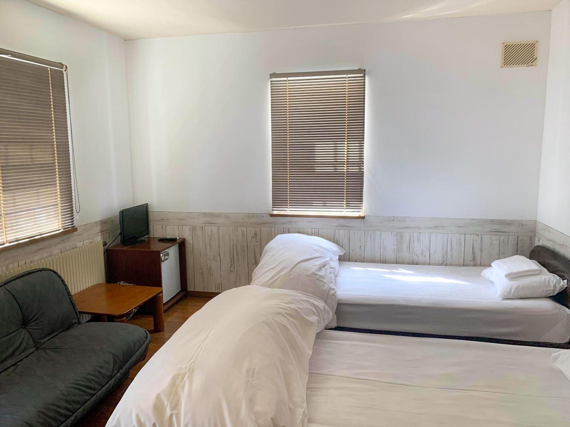 Chalet Banff - 6 Bedroom 6 Bathroom Ski Lodge Niseko Bilik gambar